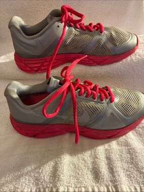 Nike Lunar Victory Women’s Gray & Hot Pink Trainer